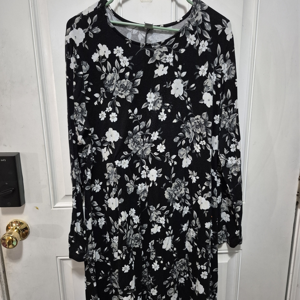 Old Navy Black and White Floral Long Sleeve Dress